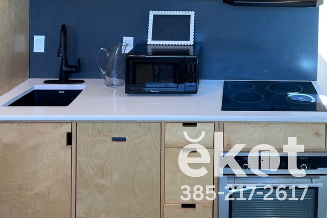 Building Photo - 613 Emery St W