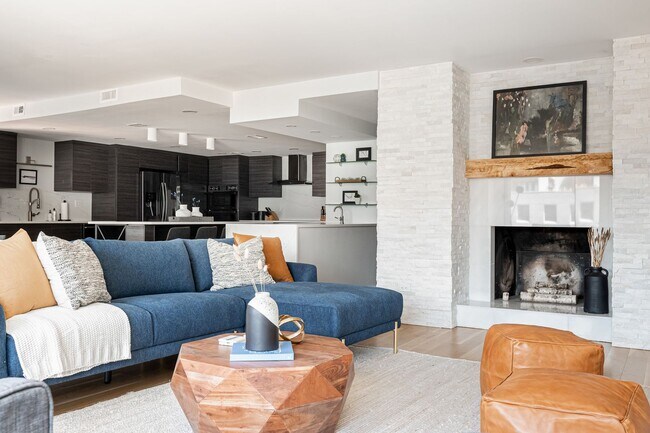 Building Photo - Gorgeous 2 Bedroom 2 Bathroom Condo in Low...