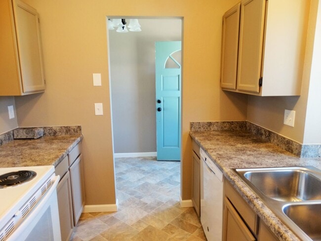 Building Photo - Tri-Level 3 Bedroom 2 Bath Large Backyard ...