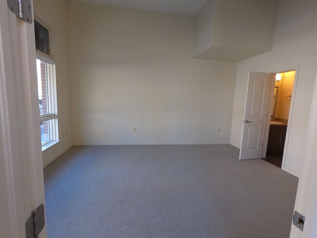 Building Photo - Spacious sun-drenched 2br/2.5ba condo with...