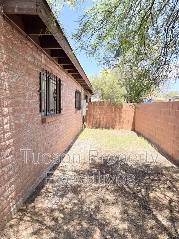 Building Photo - 4901 E Pima St