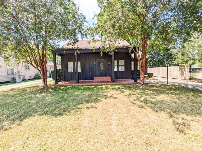 Primary Photo - 1417 Central Dr