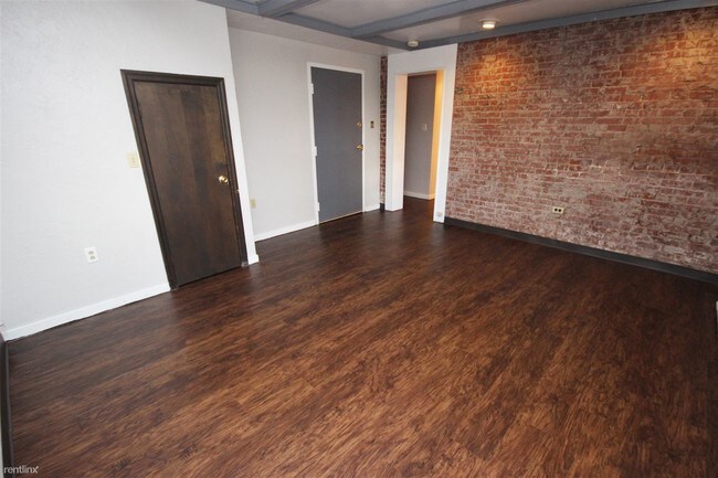 Building Photo - 2 br, 1 bath  - Walnut Commons Garden Level
