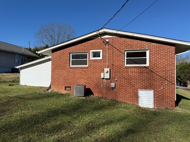 Building Photo - Must see 2 - bedroom, 1 -bath all brick home