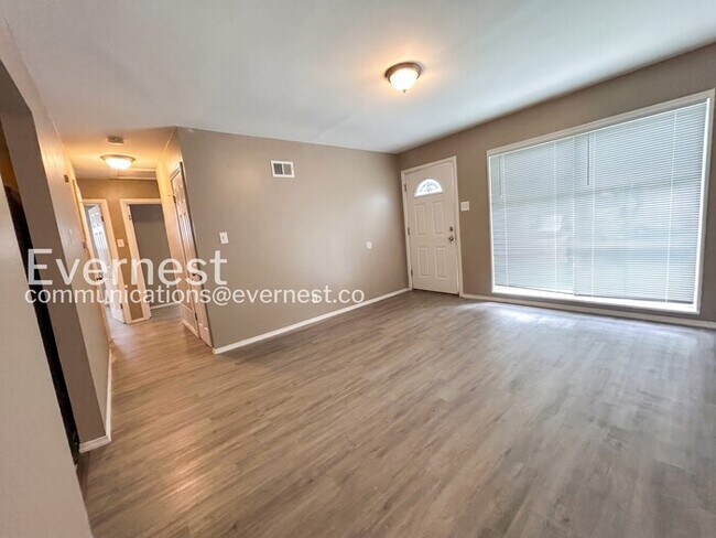 Building Photo - 3 Bed/1 Bath Home with Off-Street Parking / Pet-Friendly / Vouchers Accepted / Available Now!