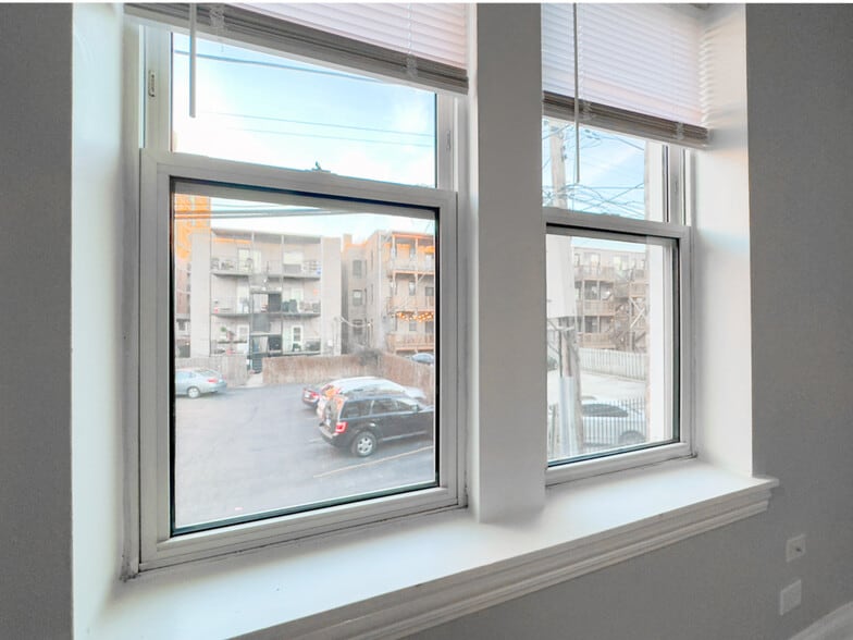 Building Photo - 4037 N Kenmore Ave