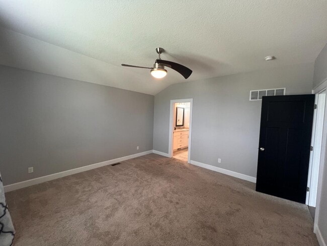 Building Photo - 627 N Daylily Dr