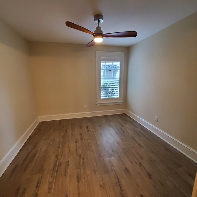 Building Photo - 1124 Azalea Ln