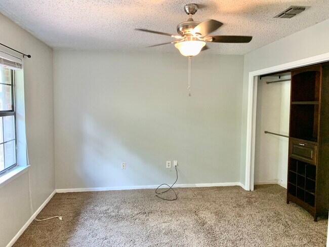 Building Photo - 317 Somerset Dr