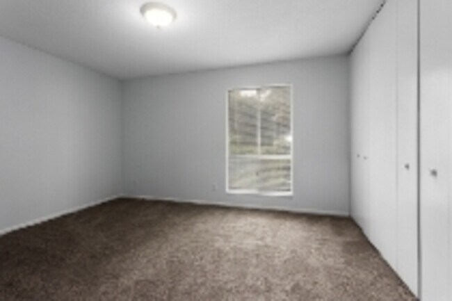 Building Photo - 420 W 89th St