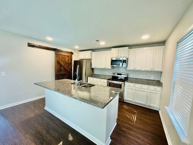 Building Photo - 4 bed 2.5 bath located in The Links at Way Station!! Available in August!!