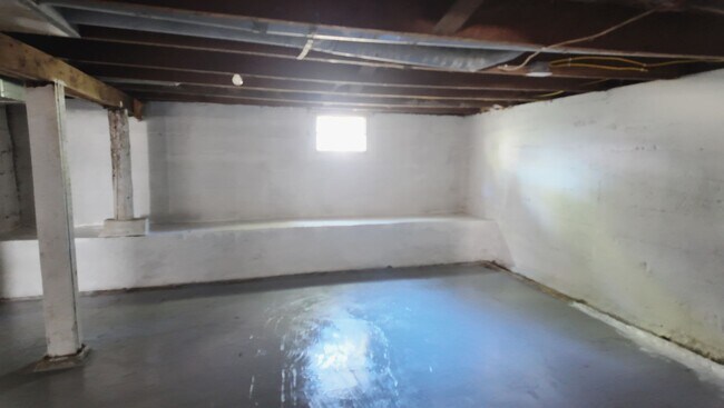 Building Photo - 508 N Oak St