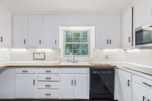 Building Photo - Large Home in Guilford Hills, Hardwood Flo...
