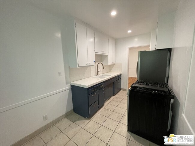 Building Photo - 1416 S Hayworth Ave