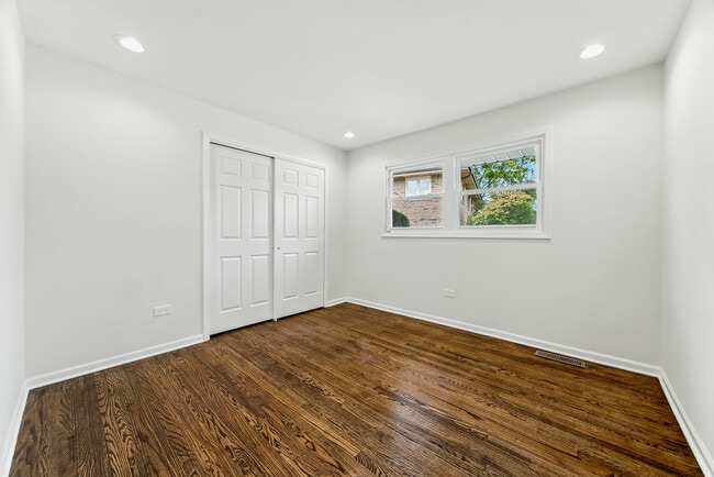Building Photo - 554 E 168th Pl
