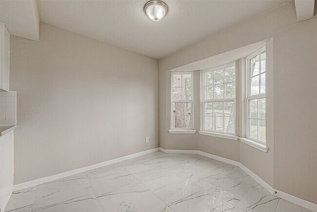 Building Photo - 635 Tarpaulin Way