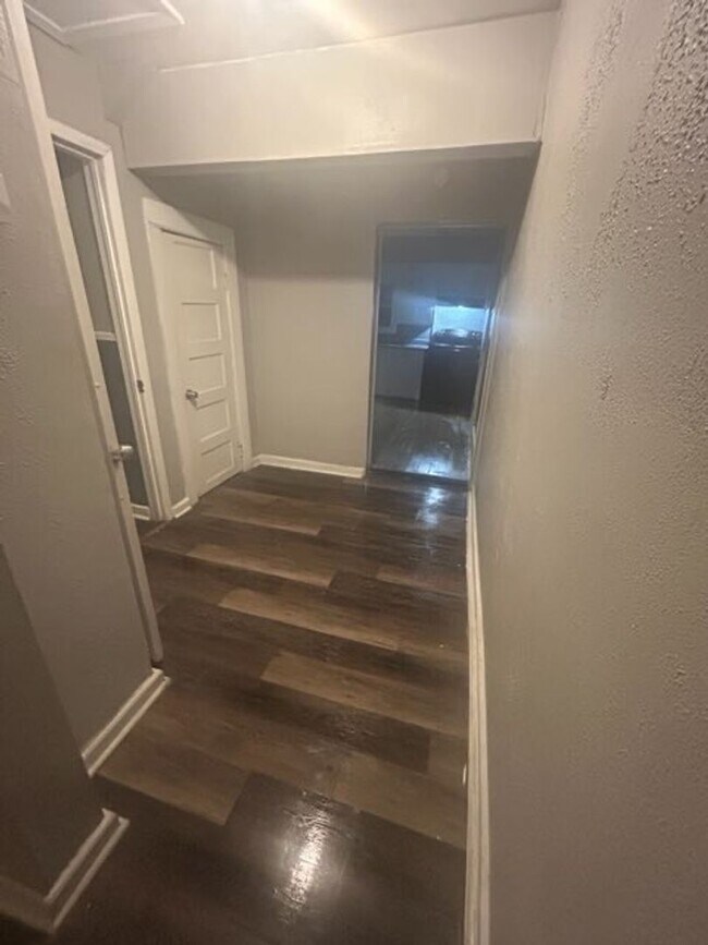 Building Photo - 350 W Waco Ave