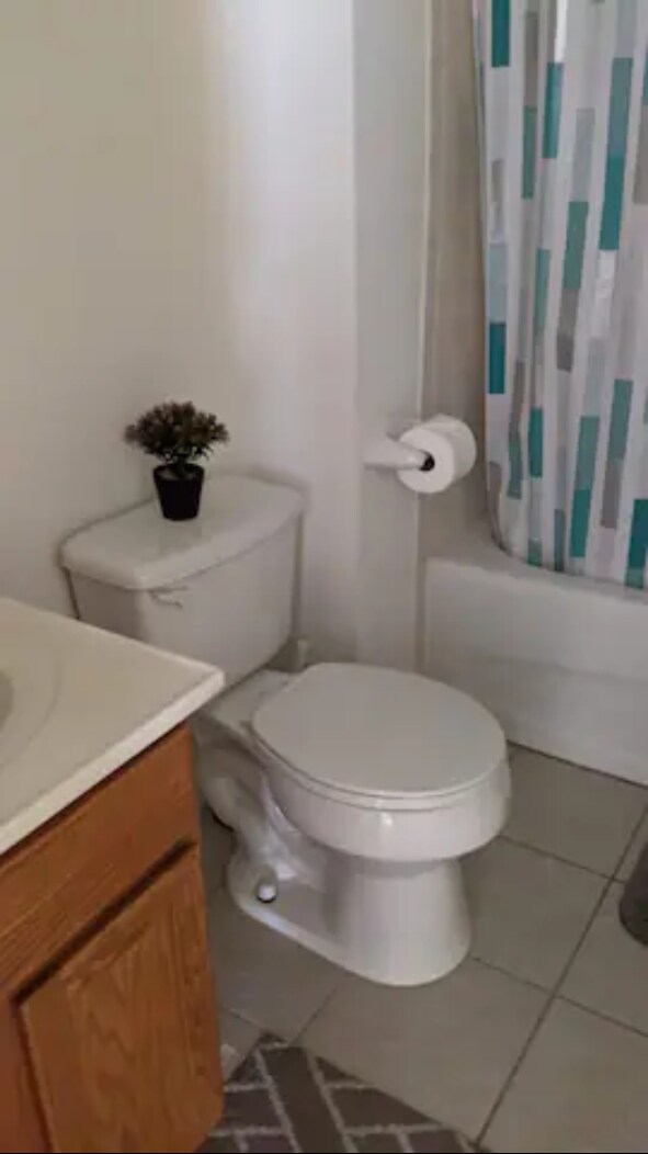 Building Photo - 889 Green St