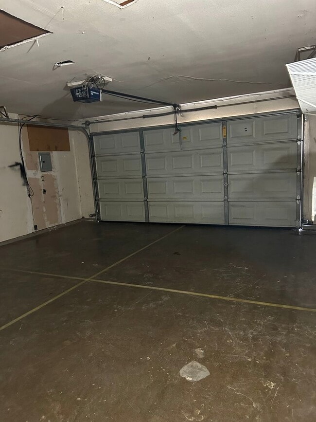 Building Photo - Beautiful 3 bedroom Home. 1st Month Free with 1 year Lease!