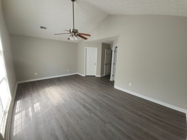 Building Photo - 3-Bedroom, 2.5-Bath Home in Desirable Lith...