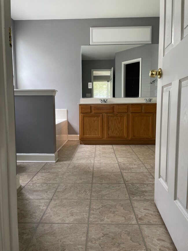 Building Photo - 107 Arbor Oaks Dr