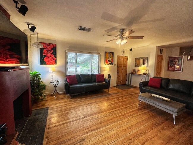 Building Photo - 310 Aliso Dr SE