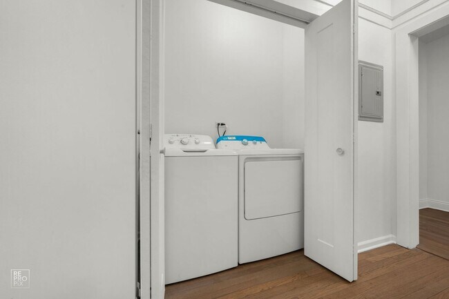 Building Photo - “Spacious 4-Bedroom Duplex in Rogers Park With In-Unit Laundry & Pet-Friendly Living!”