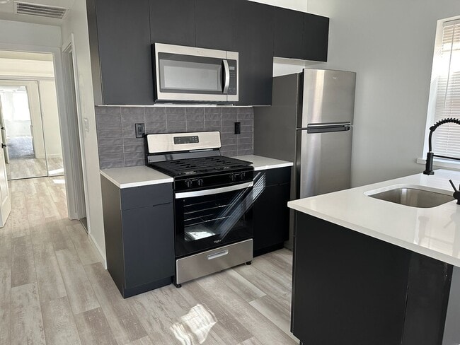 Building Photo - Modern & spacious 2Bedroom 1Bath Apartment
