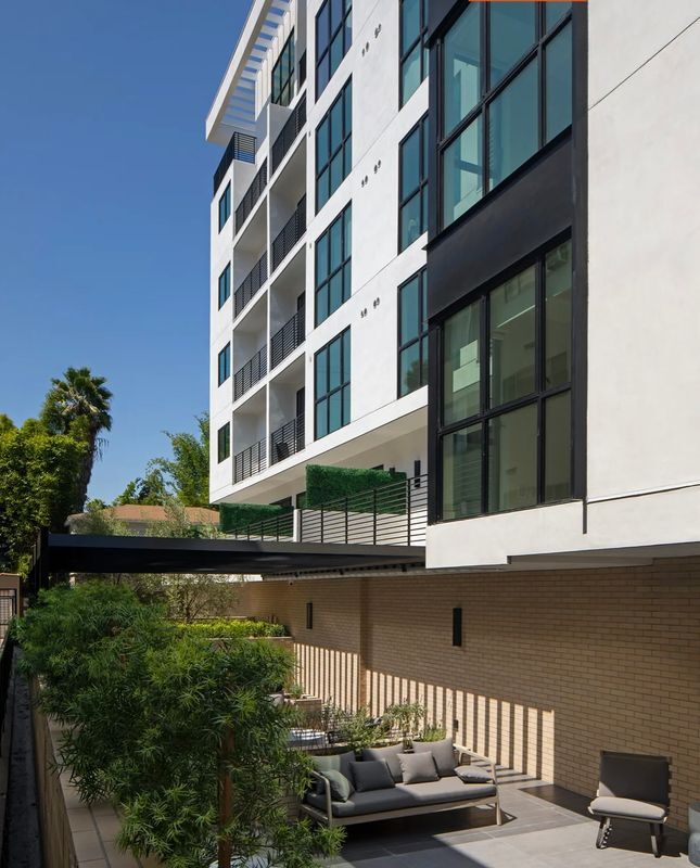Building Photo - 105 S Doheny Dr
