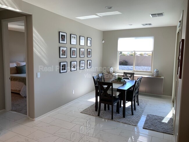 Building Photo - 8721 W MacKenzie Dr