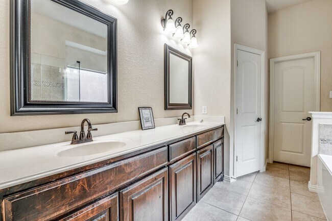 Building Photo - Luxurious 4BR/3BA Home in Grand Prairie – ...
