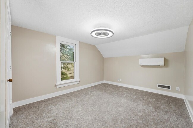 Building Photo - 303 Blount St