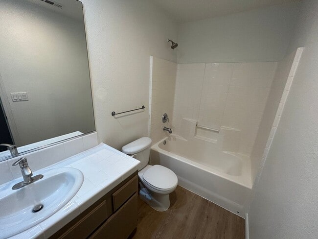 Building Photo - Large 5 Bedroom/2 Bathroom NW Bakersfield ...