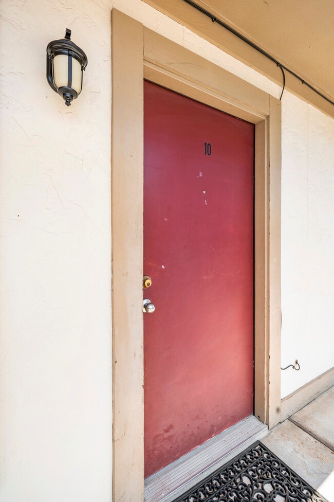 Building Photo - Daughtery Place 1 Bedroom Upstairs Condominium