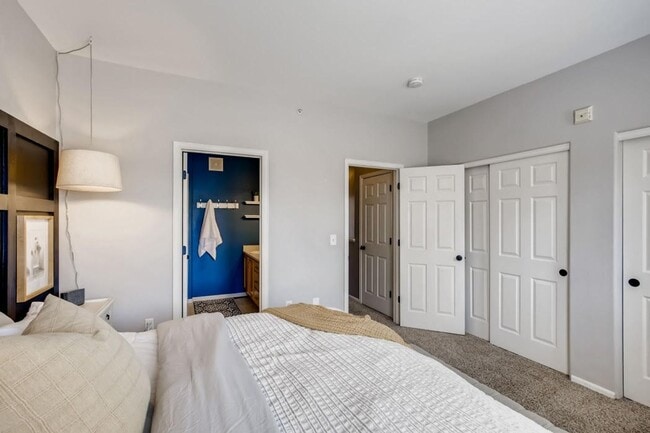 Building Photo - 2 bedromm, 2 bath townhome with attached 2...