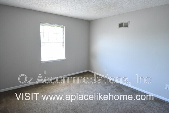 Building Photo - 1725 W Spruce St