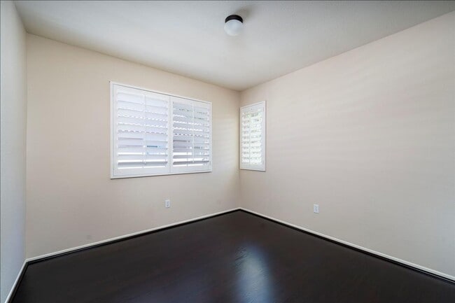 Building Photo - Stevenson Ranch Townhome!  3+2.5+ Loft!  2...