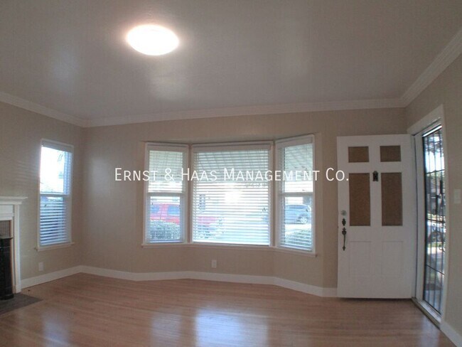 Building Photo - 215 E Scott St