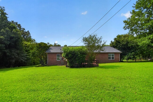 Building Photo - Pet Friendly on Three Acres!