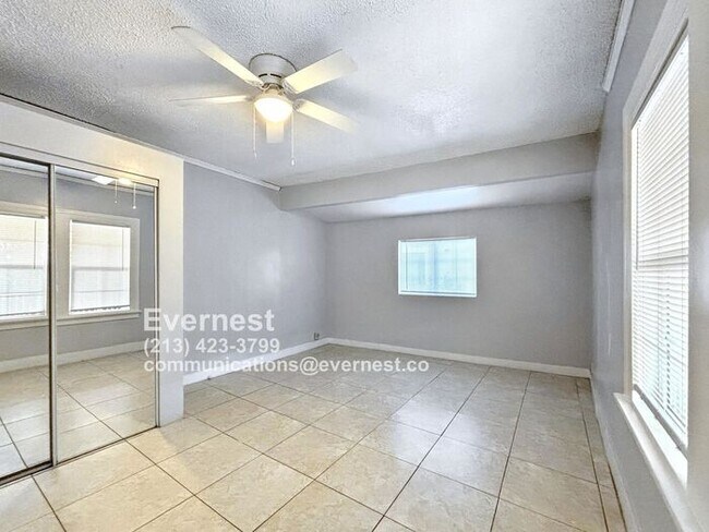 Building Photo - Charming 2-Bedroom Home with Garage and Ba...