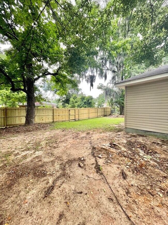 Building Photo - Spacious 4-Bedroom, 2-Bath Home with Fenced Backyard & Lawn Care Included