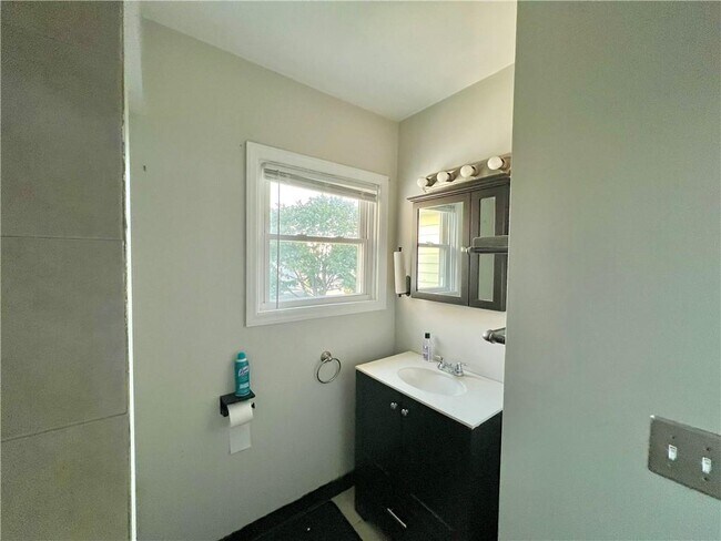 Building Photo - 360 Weeden St