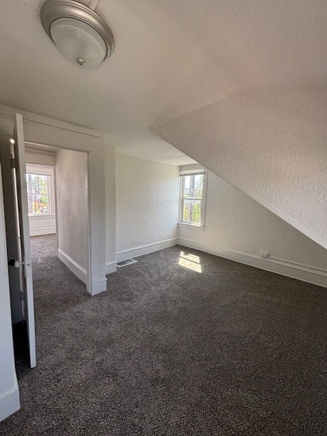 Building Photo - 2 Bed 1 Bath Updated Home
