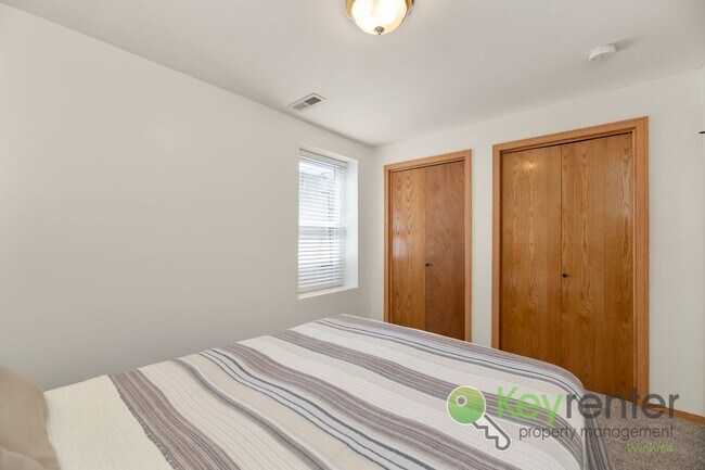 Building Photo - 5 Bedroom 3 Bathroom | Glen Hills - Derby, KS