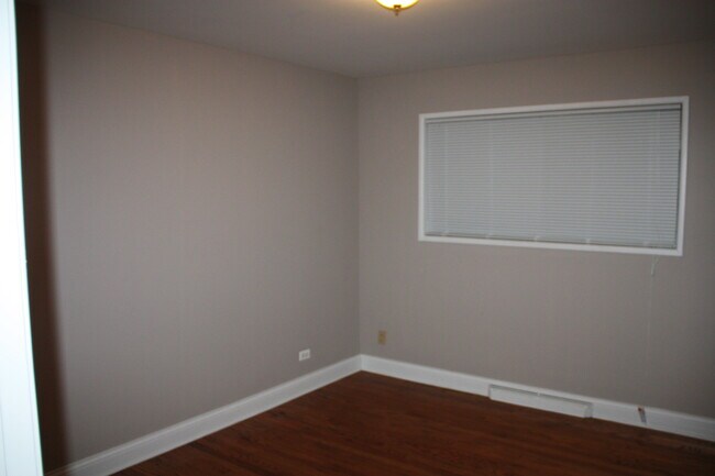 Building Photo - 402 E Atwater Ave