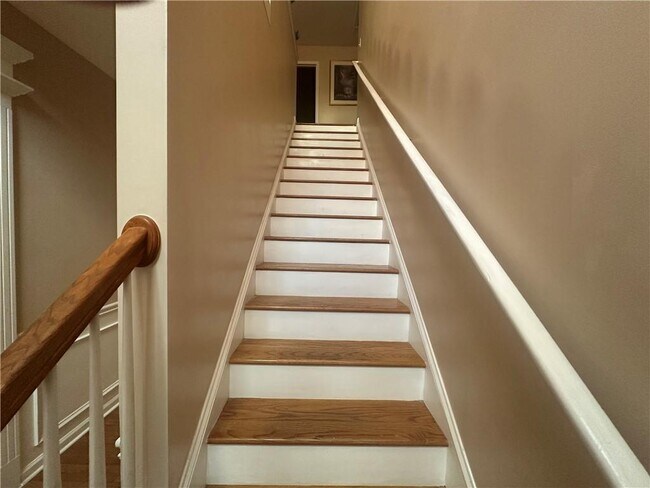 Building Photo - 61 Longwood Ct