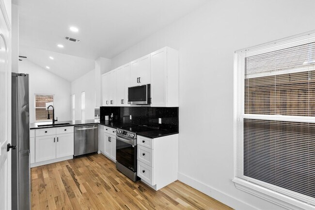 Building Photo - 1812 Muncie Ave