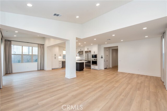 Building Photo - 150 Somera