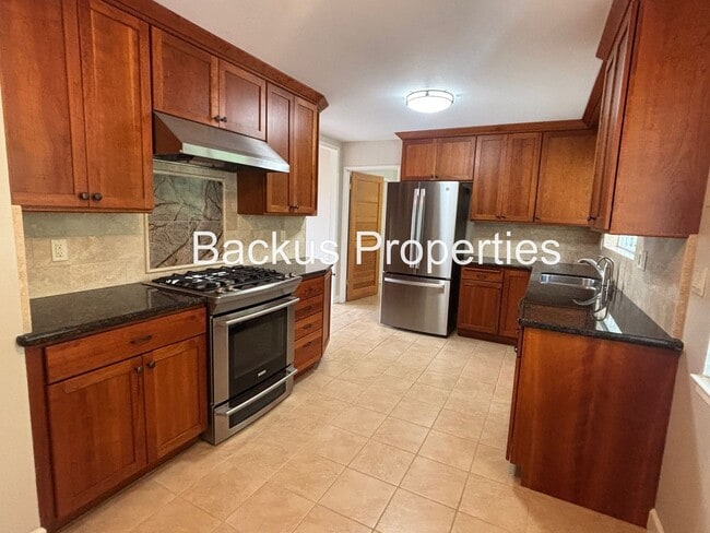 Building Photo - Great one-story home with the serenity of Pine Canyon