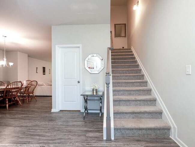 Building Photo - 317 Pinewood Dr